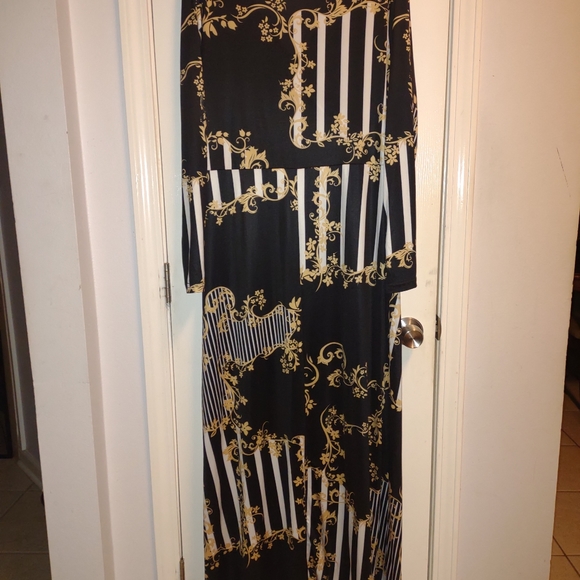 Long Sleeve Maxi Dress with Beautiful Design - Picture 4 of 4